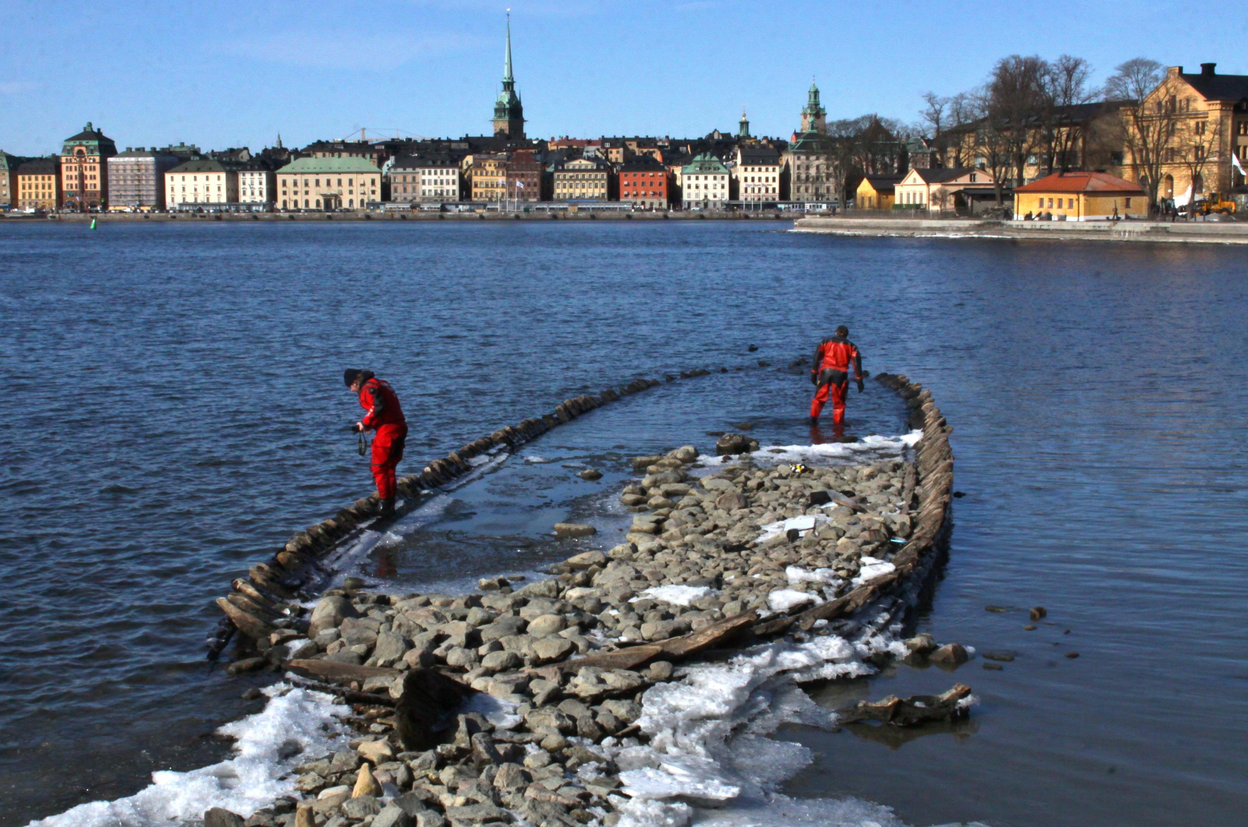 Marinarkeologer unders&ouml;ker Kastellholmsvraket &aring;r 2013, n&auml;r vattnet var ovanligt l&aring;gt. Foto: Bj&ouml;rk, Cathy / Sj&ouml;historiska museet