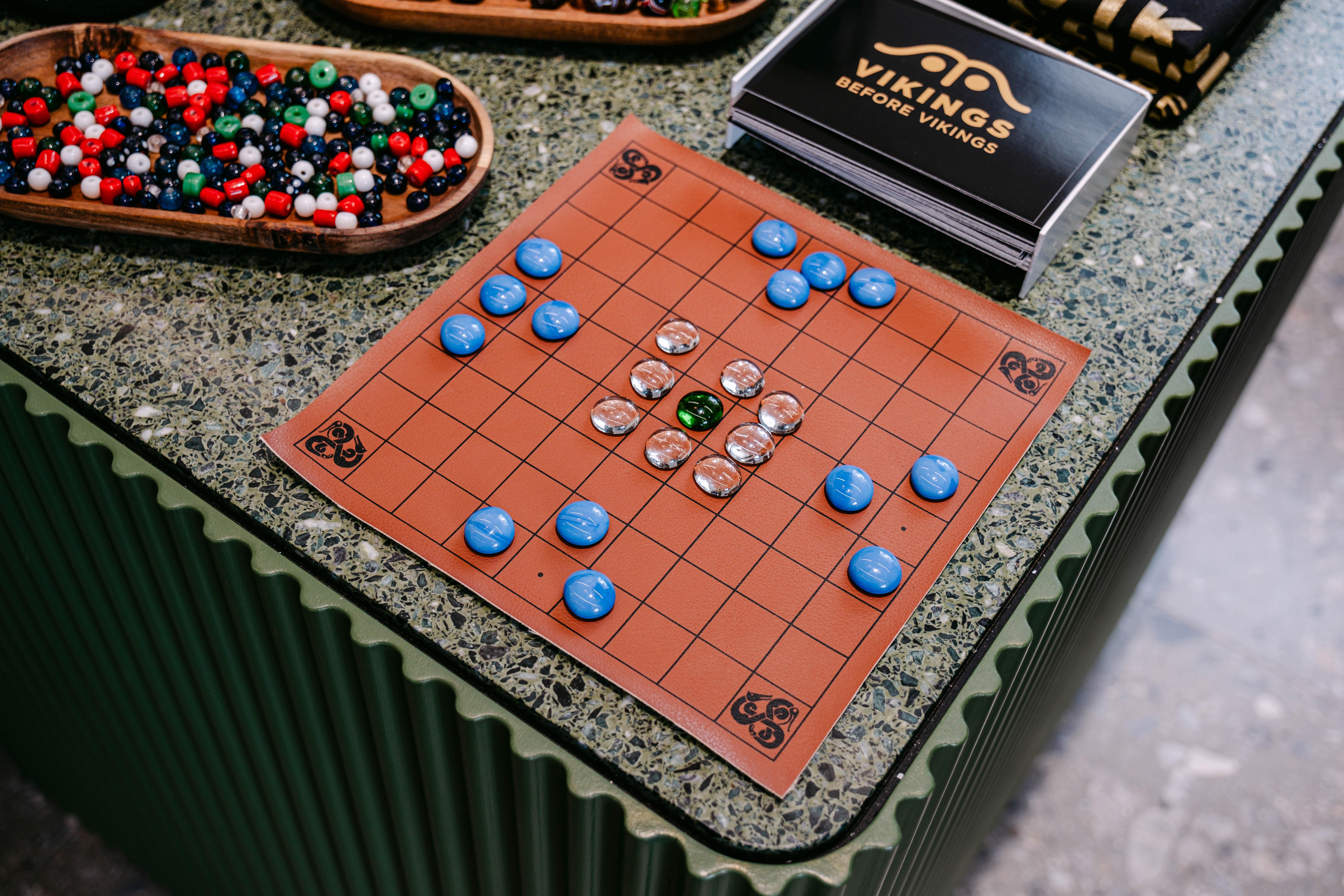 VRAKs museibutik - replika av vikingaspel Hnefatafl